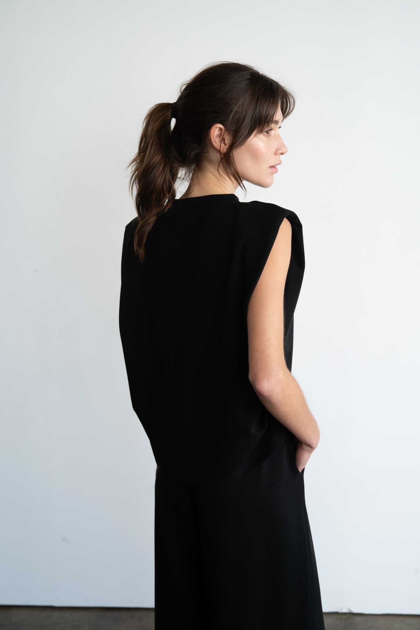 Bold-shoulder Detailing Sleeveless Lounge Top 1379ET