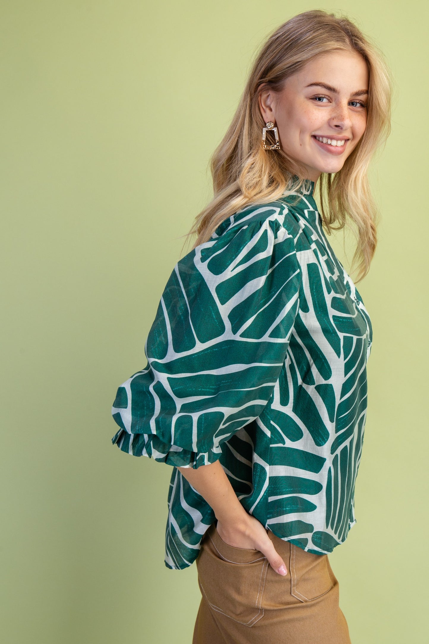 Abstract Print Button Down Top TE1529