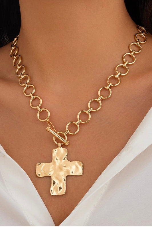 Notable Hammered Cross Front Toggle Necklace 40NK9474