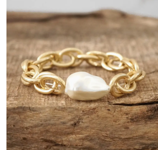Chunky Chain with A Large Pearl Bracelet in Worn Gold