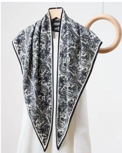 JC023328T Printed Triangle Scarf – Bandana Style Wrap / Shawl