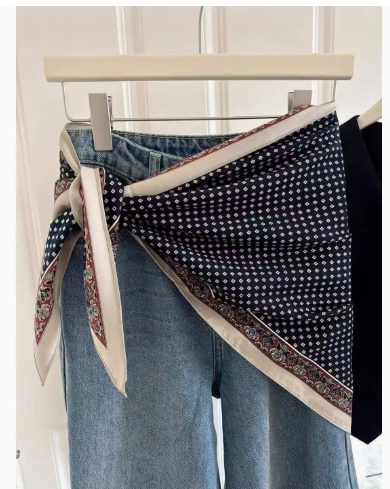 JC023328T Printed Triangle Scarf – Bandana Style Wrap / Shawl
